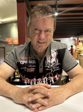 <span>Michael, 62</span> <span style='width: 25px; height: 16px; float: right; background-image: url(/bitmaps/flags_small/DE.PNG)'> </span><br><span>Gießen, Germany</span> <input type='button' class='joinbtn' style='float: right' value='JOIN NOW' />