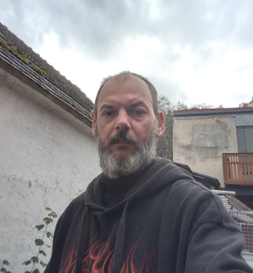 <span>Richard, 48</span> <span style='width: 25px; height: 16px; float: right; background-image: url(/bitmaps/flags_small/AT.PNG)'> </span><br><span>Gänserndorf, 奥地利</span> <input type='button' class='joinbtn' style='float: right' value='JOIN NOW' />