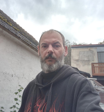 <span>Richard, 48</span> <span style='width: 25px; height: 16px; float: right; background-image: url(/bitmaps/flags_small/AT.PNG)'> </span><br><span>Gänserndorf, 奥地利</span> <input type='button' class='joinbtn' style='float: right' value='JOIN NOW' />