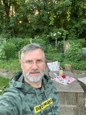 <span>Torsten, 52</span> <span style='width: 25px; height: 16px; float: right; background-image: url(/bitmaps/flags_small/DE.PNG)'> </span><br><span>Cologne, Germany</span> <input type='button' class='joinbtn' style='float: right' value='JOIN NOW' />