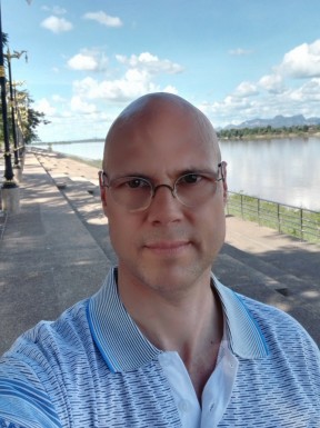 <span>Michael, 57</span> <span style='width: 25px; height: 16px; float: right; background-image: url(/bitmaps/flags_small/DE.PNG)'> </span><br><span>Leonberg, Germany</span> <input type='button' class='joinbtn' style='float: right' value='JOIN NOW' />