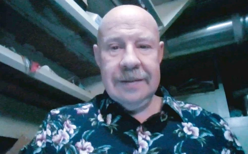 <span>Steve, 59</span>&nbsp;<span style='width: 25px; height: 16px; float: right; background-image: url(/bitmaps/flags_small/US.PNG)'>&nbsp;</span><br><span>Richfield, Stati Uniti d'America</span>&nbsp;<input type='button' class='joinbtn' style='float: right' value='JOIN NOW' />